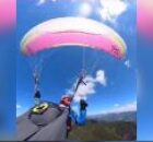 Parapentista é atingida por avião na Áustria, aciona paraquedas de emergência e sobrevive