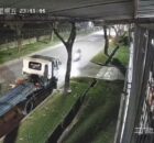 Motociclista morre de forma brutal após colidir com caminhão estacionado e ser atropelada por outro na Indonésia