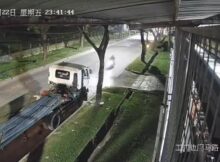 Motociclista morre de forma brutal após colidir com caminhão estacionado e ser atropelada por outro na Indonésia