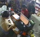Cliente reage com facão e derruba assaltante armado durante roubo em mercearia no México