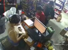 Cliente reage com facão e derruba assaltante armado durante roubo em mercearia no México