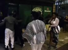 Homem é empurrado por segurança no dia do aniversário e bate a cabeça no meio-fio em Chicago