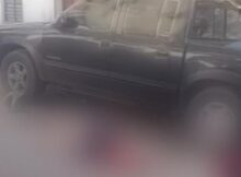 Motociclista tem cabeça esmagada por caminhão caçamba; vídeo gravado por populares mostra cenas fortes