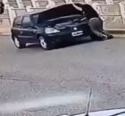 Mulher é atropelada pelo próprio carro após esquecer de puxar o freio de mão em Comodoro Rivadavia, na Argentina, e sobrevive milagrosamente