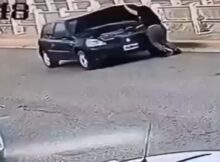 Mulher é atropelada pelo próprio carro após esquecer de puxar o freio de mão em Comodoro Rivadavia, na Argentina, e sobrevive milagrosamente