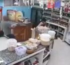 Homem persegue ex-companheira, a executa dentro de mercearia de bairro e comete suicídio em seguida em Santo Domingo Este (República Dominicana)