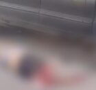 Motociclista tem cabeça esmagada por caminhão caçamba; vídeo gravado por populares mostra cenas fortes