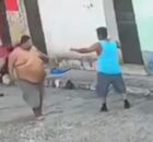 Briga de rua em Chiquimula, Guatemala, é definida pela diferença de peso em poucos segundos