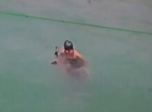 Câmera de segurança flagra assassinato de jovem de 18 anos afogado em piscina na Índia